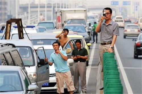 拉力事故吃瓜群众,吃瓜群众围观，揭秘惊心动魄一幕