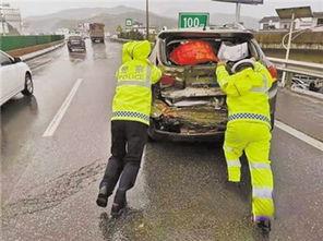 拉力事故吃瓜群众,吃瓜群众围观，揭秘惊心动魄一幕