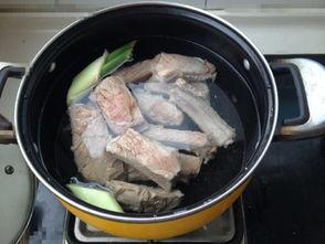 吃瓜排骨汤,吃瓜排骨汤，暖胃又养颜的养生佳品