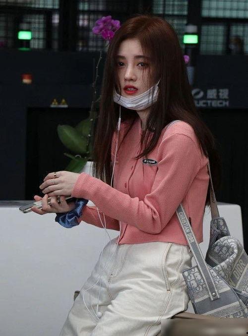 素颜美女吃瓜,天然美肌引众人围观