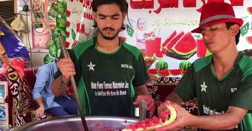 卖呆吃瓜看热闹