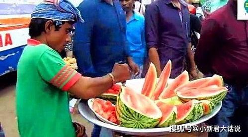 卖呆吃瓜看热闹